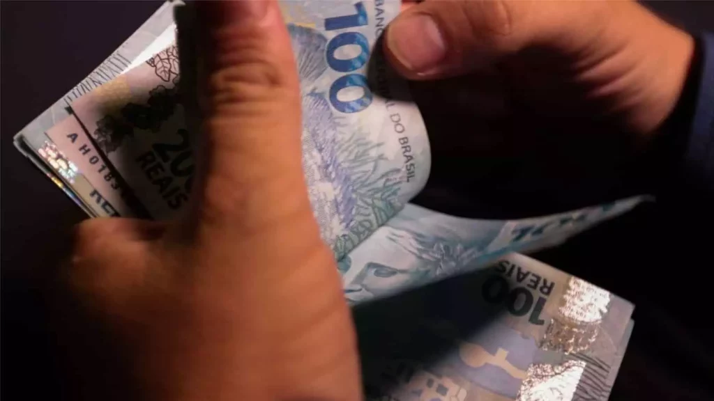 Governo confirma salário mínimo de R$ 1.320 e propõe regra de reajuste