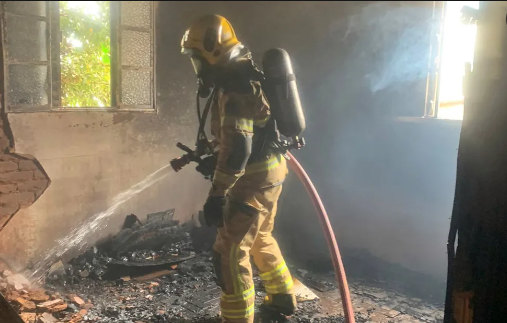 Bombeiros combatem incêndio em casa abandonada
