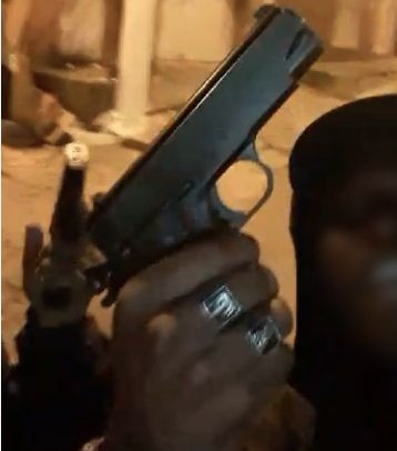 Homem que ostentava réplica de arma de fogo em bar acaba preso em João Pinheiro; simulacro foi apreendido