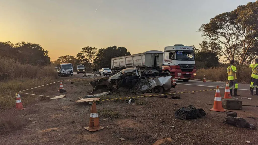 Motorista morre após invadir contramão e colidir de frente com carreta na BR-040, em João Pinheiro