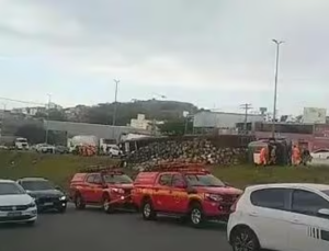 Caminhão de gás tomba, prejudica trânsito e é saqueado no Anel Rodoviário