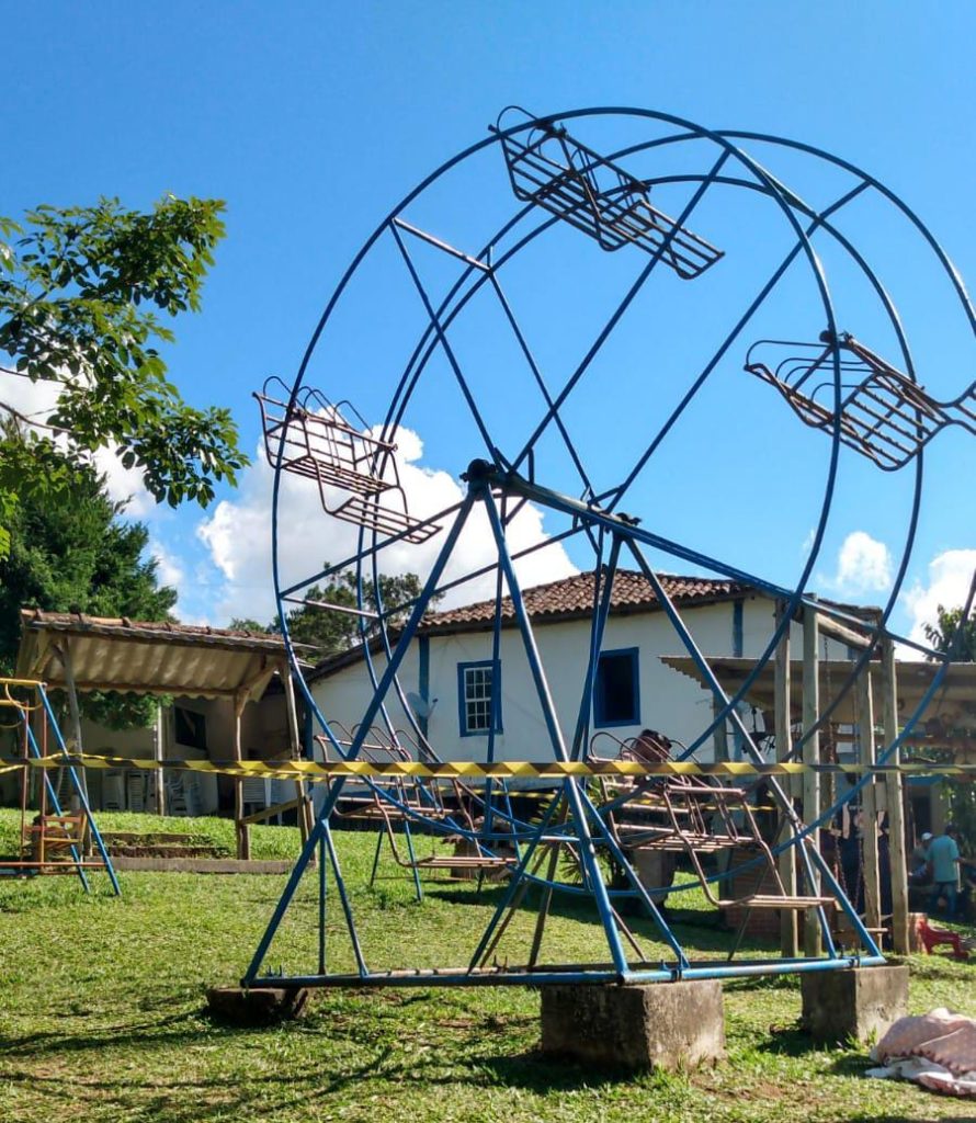 Mulher morre após cair de roda gigante em restaurante em MG