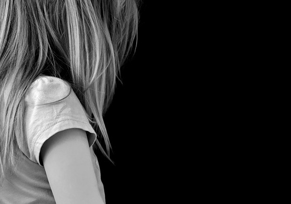 Menina de 7 anos pede a ‘bênção’ para idoso e é estuprada em Minas Gerais