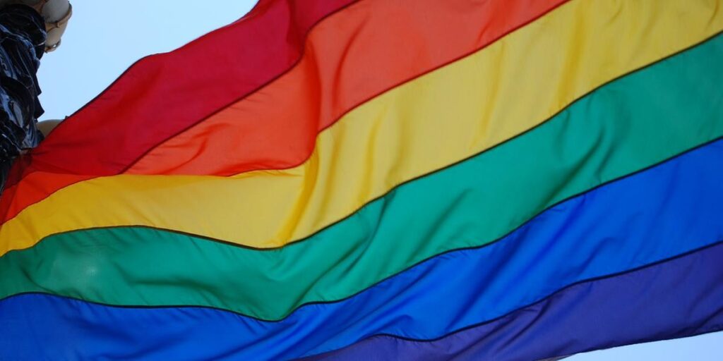 Mortes violentas da população LGBTQIA+ disparam mais de 60% em Minas