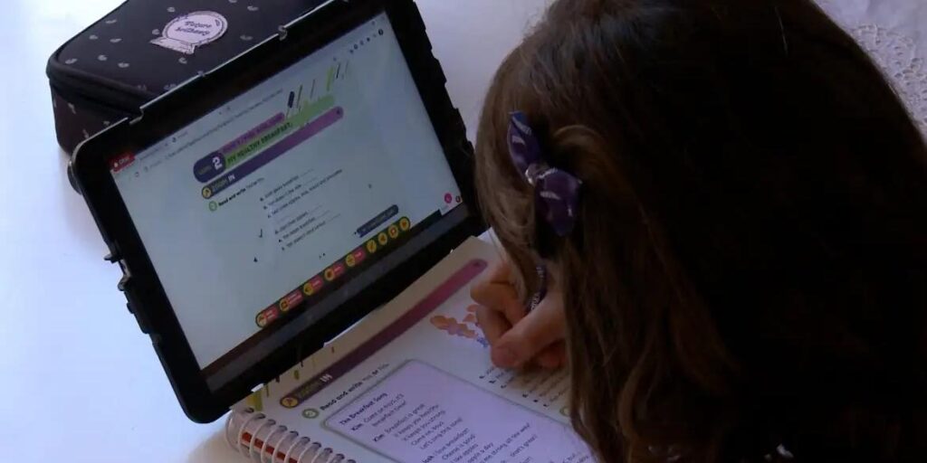 Estudantes de famílias pobres em Minas vão receber chips para acessar internet
