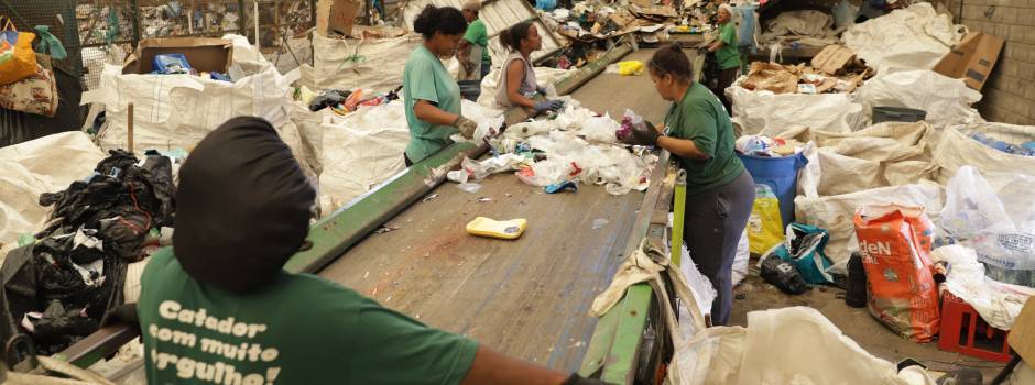 Mães chefes de família têm vidas transformadas pelo trabalho com materiais recicláveis em Minas