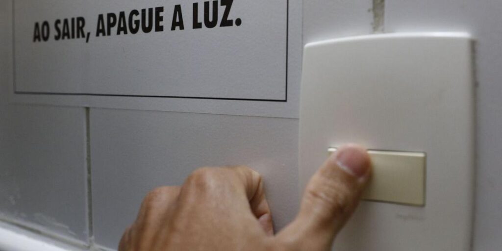 Bandeira amarela na conta de luz já está valendo; veja como economizar