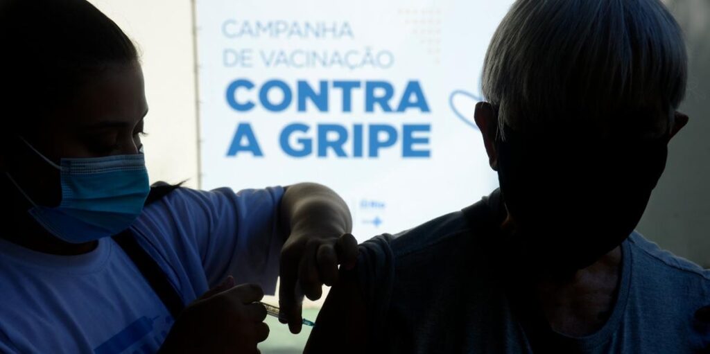 Mesmo com campanhas intensas, nem metade do público-alvo foi vacinado contra gripe em Minas