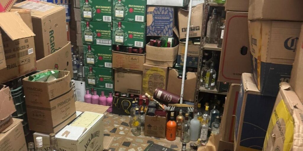Whisky, gin e até tequila: polícia apreende 15 mil garrafas em fábrica clandestina de bebidas em BH