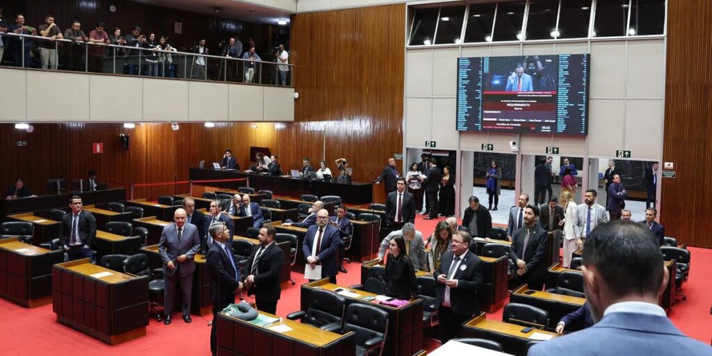 Deputados mineiros aprovam PEC que acaba com referendo e facilita privatização da Copasa