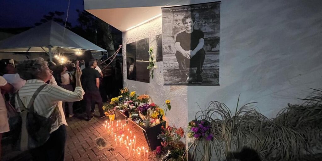 Fãs prestam homenagens a Lô Borges no marco zero do Clube da Esquina