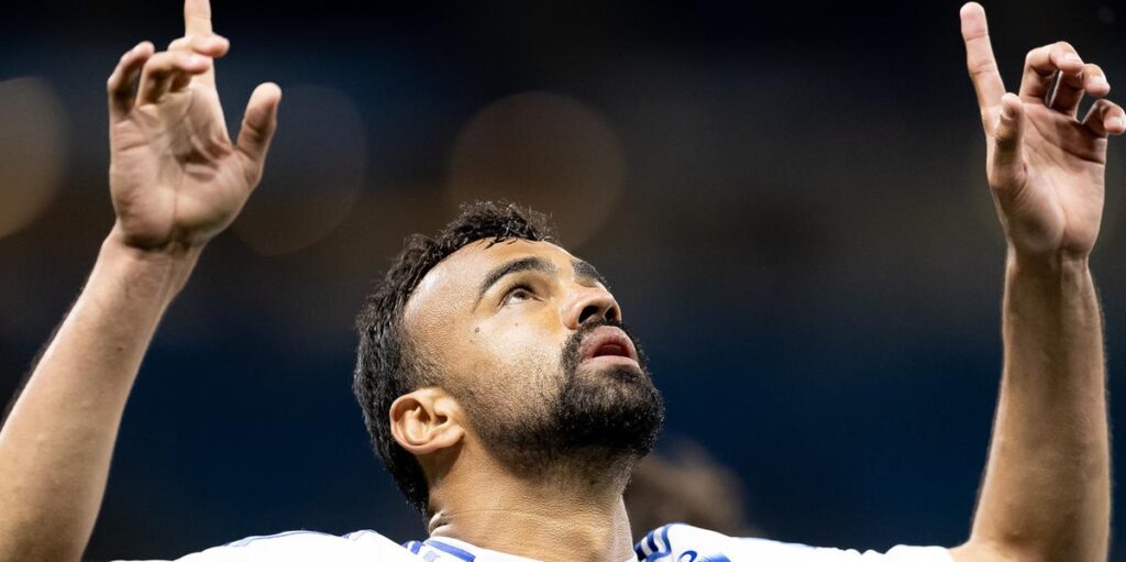 Gol de Fabrício Bruno e defesas de Cássio mantêm Cruzeiro na briga pelo título