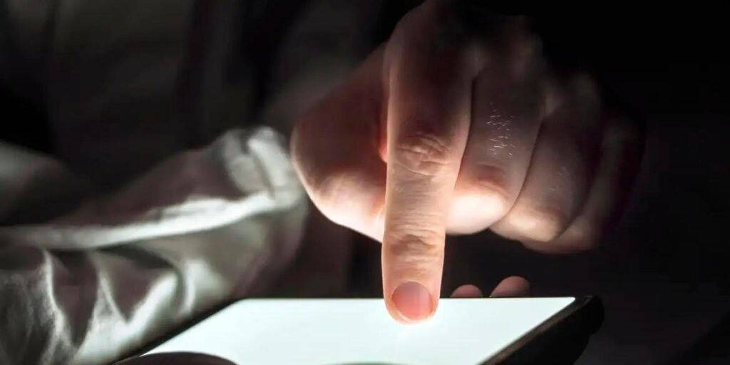 Conteúdos falsos criados com IA crescem 308% entre 2024 e 2025 no Brasil