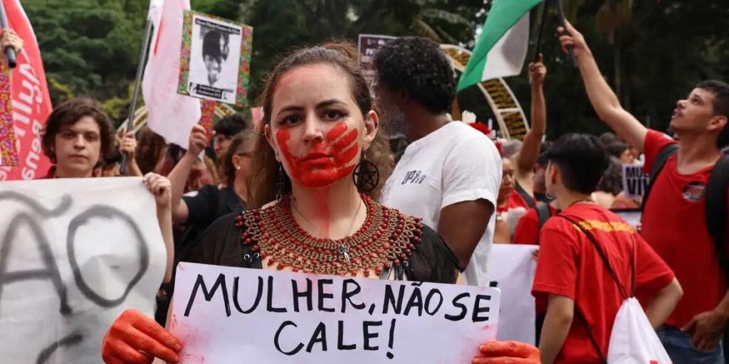 Brasil atinge recorde de feminicídios em 2025: quatro mortes por dia