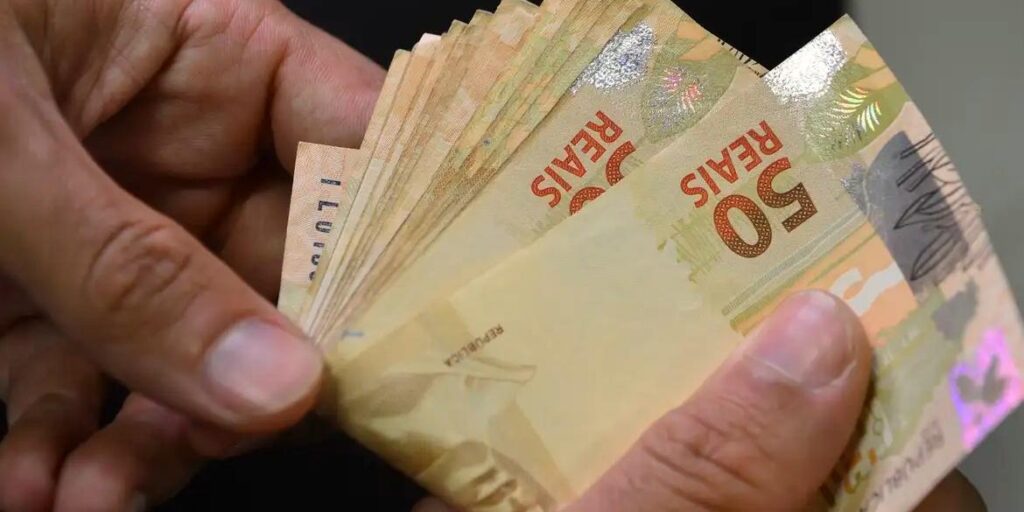 Receita vai enviar alerta por WhatsApp para quem ganha até R$ 5 mil sobre isenção de IR