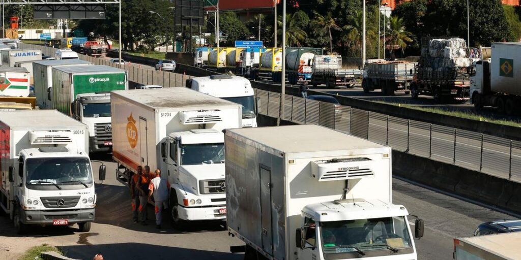 Caminhoneiros articulam greve, e governo federal prepara medidas para fiscalizar o preço do diesel