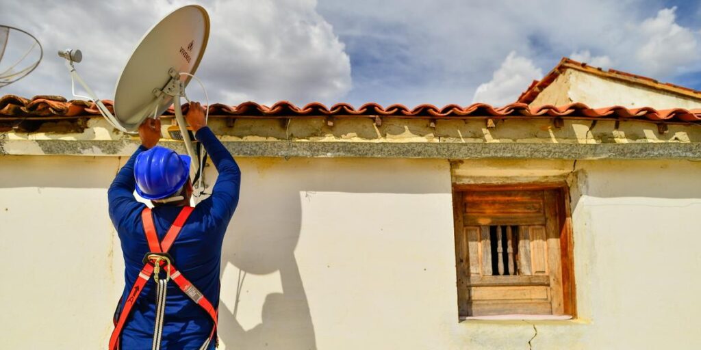 Caravana percorre cidades mineiras até junho para instalação de antenas parabólicas digitais