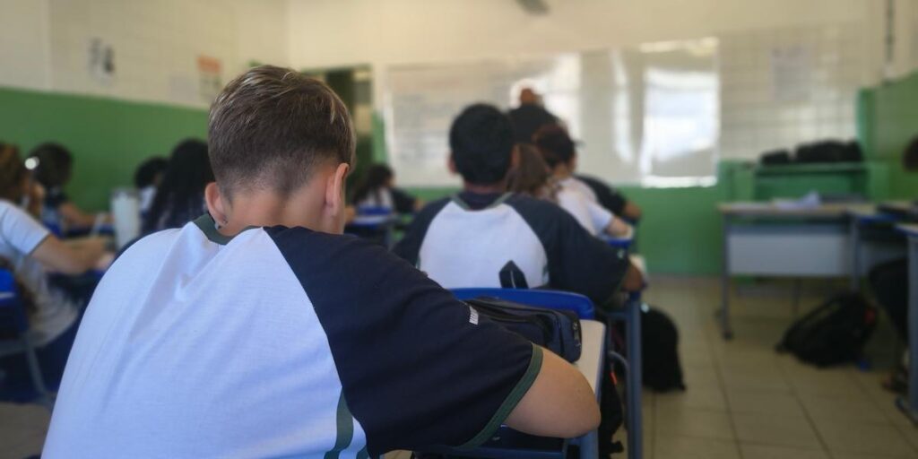 Estudantes da rede pública poderão trabalhar com carteira assinada em Minas; veja como se inscrever