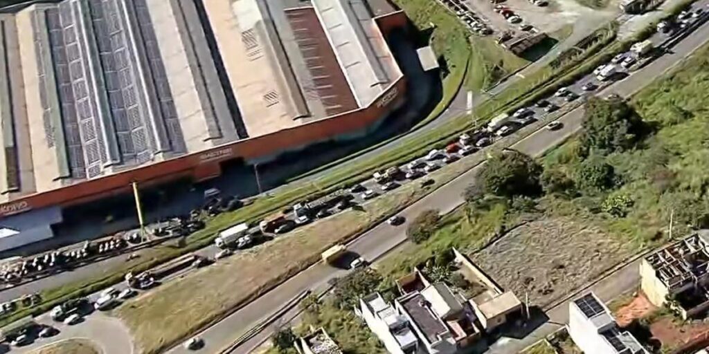 Saída para o feriadão já causa lentidão em rodovias mineiras; veja pontos de interdição