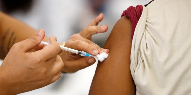 Vacinação contra gripe será liberada para toda a população mineira em maio, diz secretário de Saúde