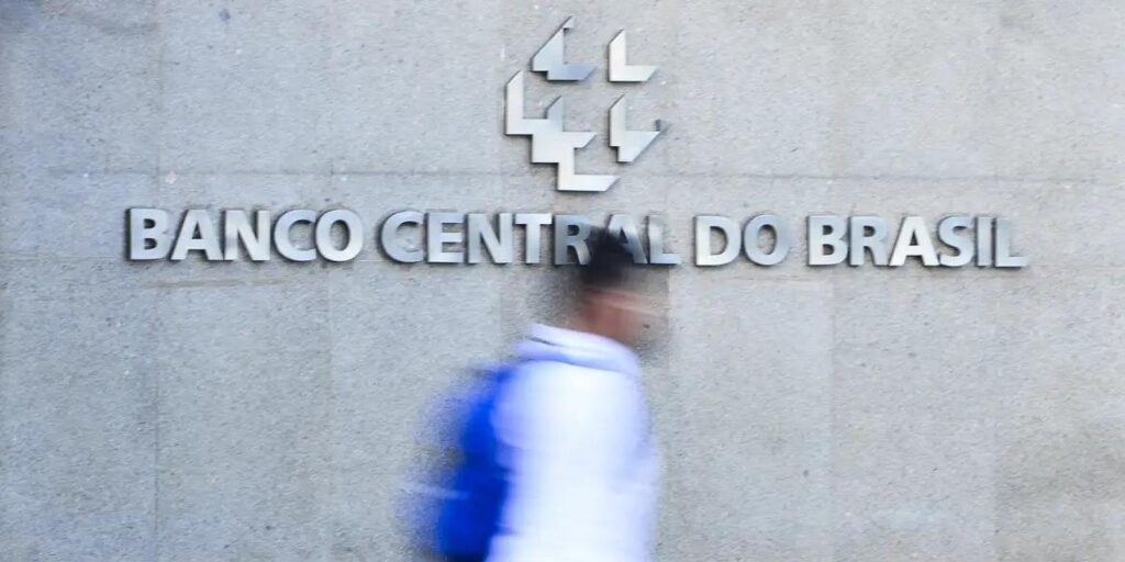 Juros elevados mantêm pressão sobre endividamento das famílias