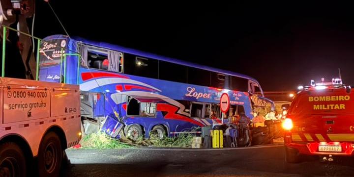Acidente entre carreta e ônibus com 59 pessoas deixa mortos e 36 feridos na BR-050, em Minas