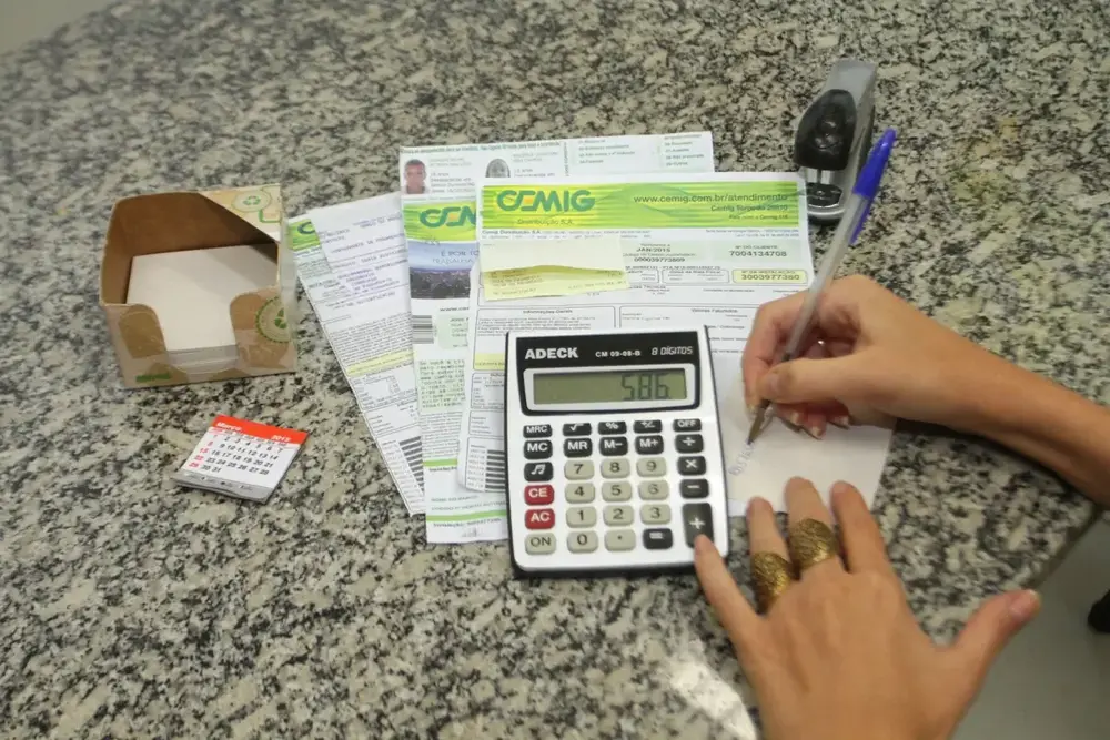 Conta de luz vai ficar 6,5% mais cara em Minas a partir de quinta