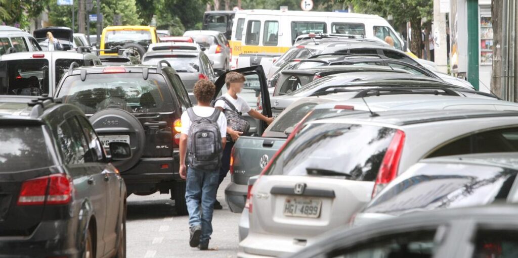 Projeto em debate na Câmara autoriza pais a deixar e buscar filhos na escola 1 hora antes ou depois