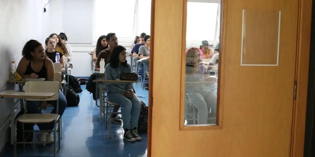 Pessoas com TDAH e dislexia terão tempo extra e apoio especializado em concursos de Minas