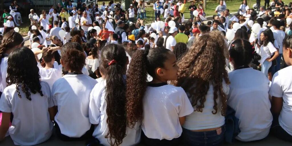 Congresso inclui política e direitos da cidadania no currículo escolar