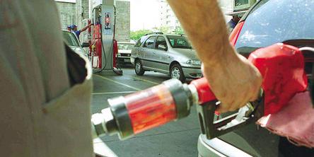 Gasolina com 32% de etanol deve ser R$ 0,03 mais barata, diz ministro