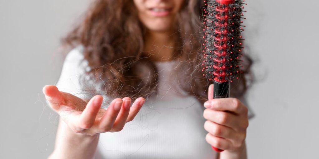 O que o inverno tem a ver com a queda de cabelo? Entenda essa relação