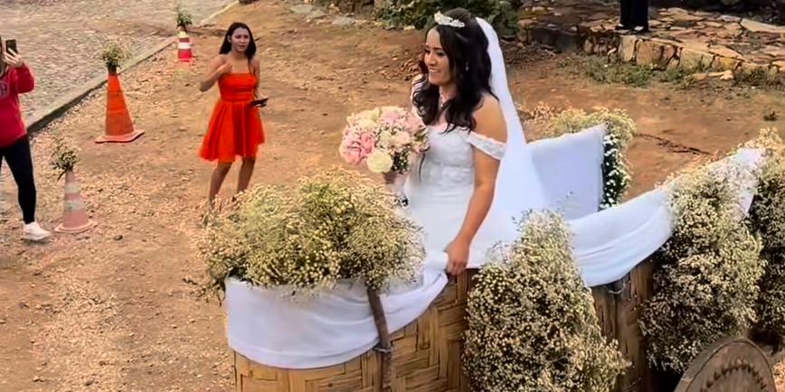 Noiva troca veículo tradicional por carro de boi e surpreende convidados em casamento em Minas