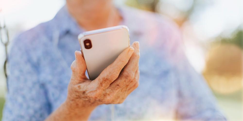 Curso gratuito ensina idosos de BH a usar celular e aplicativos como Uber, iFood e até o Gov.br