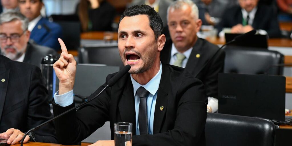 Após chorar e citar morte do irmão para desistir de candidatura, Cleitinho diz que vai concorrer