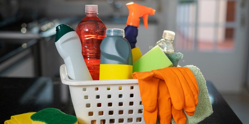 12 produtos de limpeza sem registro sanitário são barrados pela Anvisa; veja lista