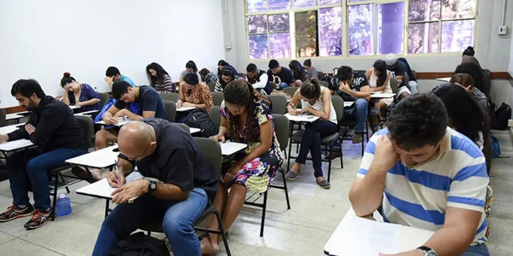 Encceja é no próximo domingo; saiba como consultar locais de provas