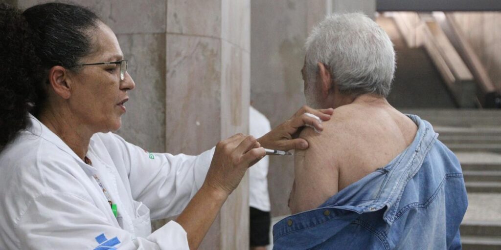 Com 40 casos por dia, Covid já matou 70 pessoas em Minas só em 2026