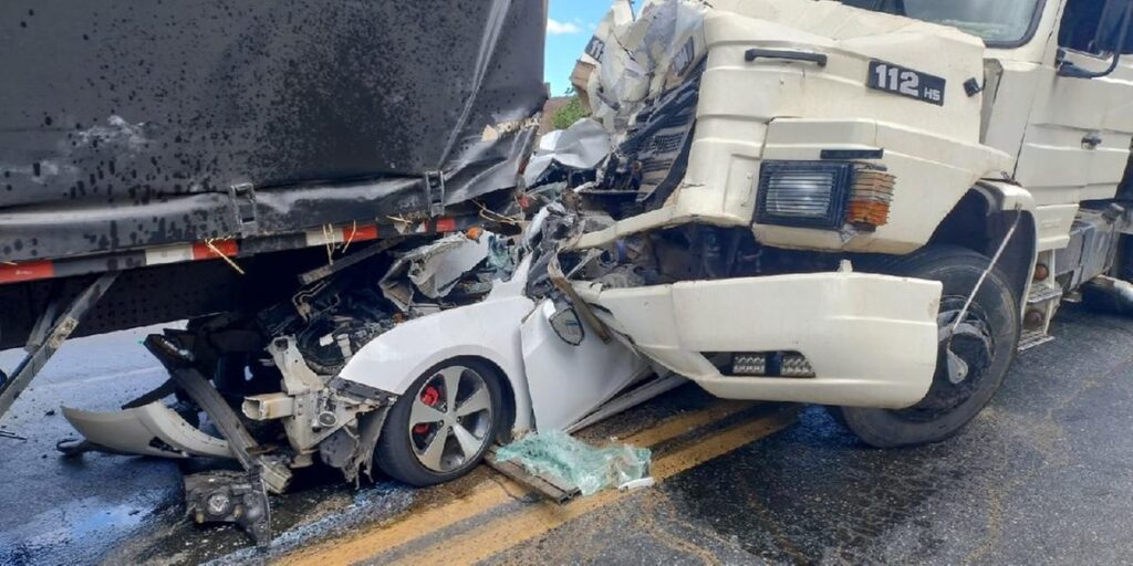 Carro com três adultos e uma criança é prensado entre dois caminhões na BR-251, no Norte de Minas
