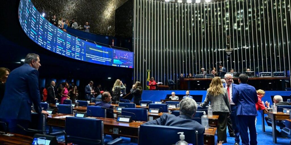 Senado aprova fim da escala 6×1 e redução da jornada de trabalho