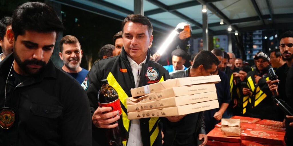 Imprensa internacional repercute ida de Flávio Bolsonaro para os EUA após derrota nas urnas