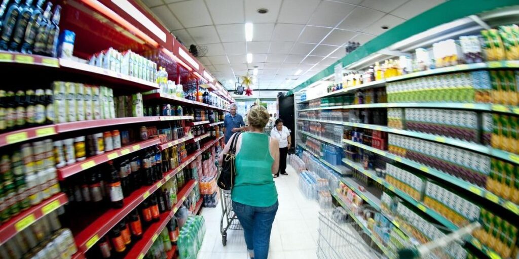 Fim da escala 6×1 preocupa supermercados de Minas, e associação defende remuneração por hora